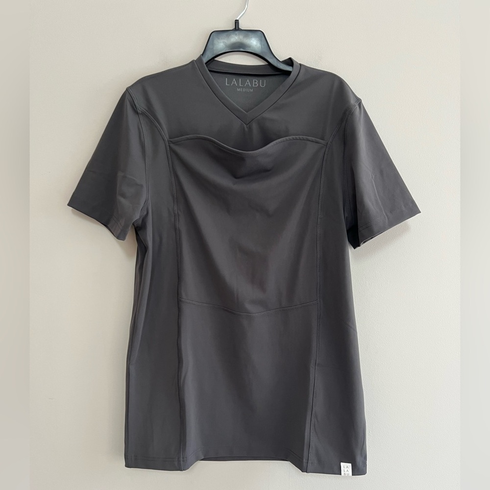 Lalabu ‘Dad Shirt’ Short Sleeved w/ Baby Kangaroo Pouch in Gray, M